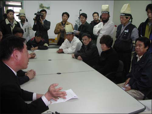 31일 오전 노조 사무실에서 경찰과 유족들이 영장 집해 여부에 대해 이야기를 하고 있다. 